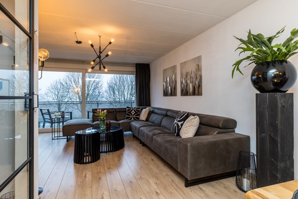 Foto - Te koop: Moderne instapklare drive-inwoning met garage, 3 slaapkamers, balkon met prachtig uitzicht en geheel bestraatte onderhoudsvriendelijke tuin met tuinkamer gelegen aan de rand van Heerlen.
